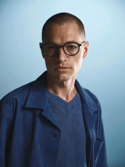Mann mit Brille schaut in die Kamera