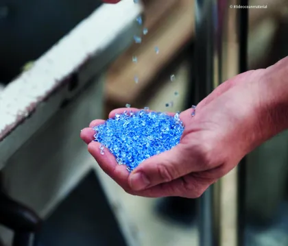 Hand voll blauem Granulat