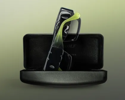 Brille aufgestellt im geöffneten Etui