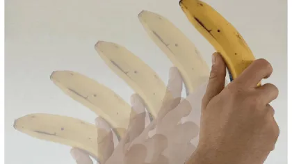 Hand hält Banane und sieht dies mehrfach