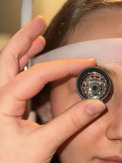 Verwendung einer Gonioskopie-Linse im Praktikum im Modul Abnormal Ocular Conditions 1 