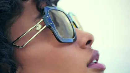 Frau mit Sonnenbrille im Seitenprofil