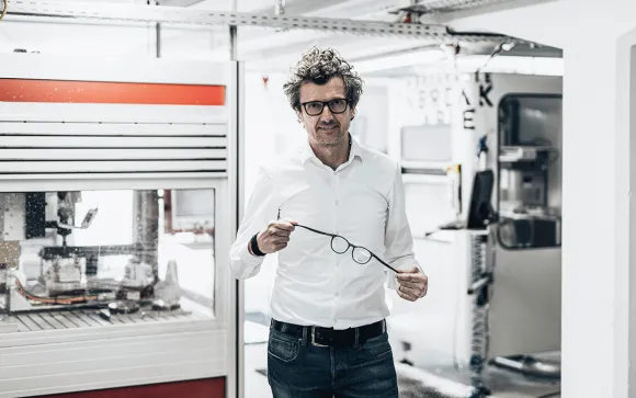 Glorify Mitarbeiter mit flexibler Brille