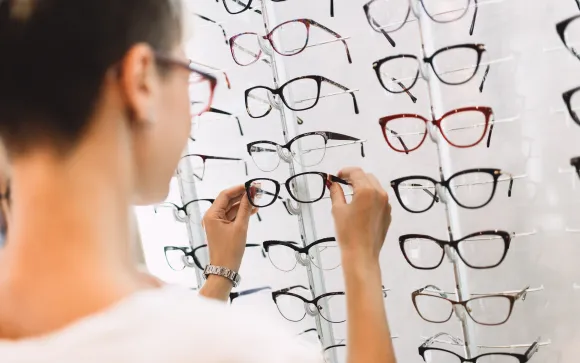 Kundin am Brillenregal