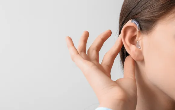 Hörgerät am Ohr