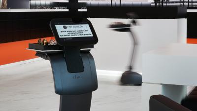 Ein Roboter bedient die Kunden im Store-Bereich von Edel-Optics