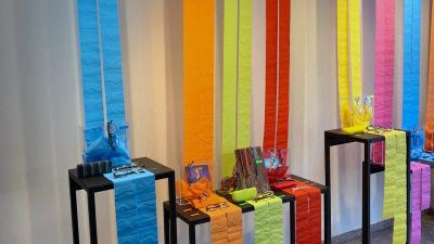 Installation mit bunten Bändern im Geschäft von Axt Optik + Akustik