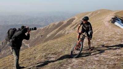 Fahrradfahrer und Fotograf