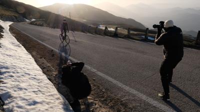 Radfahrerin und Fotografen