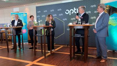 Frontalaufnahme der fünf Redner zur Eröffnung der Opti 2022