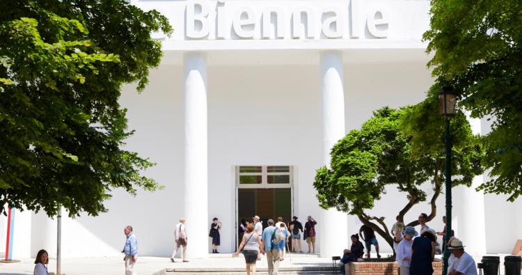 Eingang der Biennale 2019 in Venedig