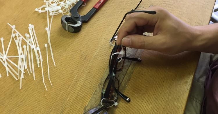 Brillen werden mit Kabelbindern zusammengeknüpft
