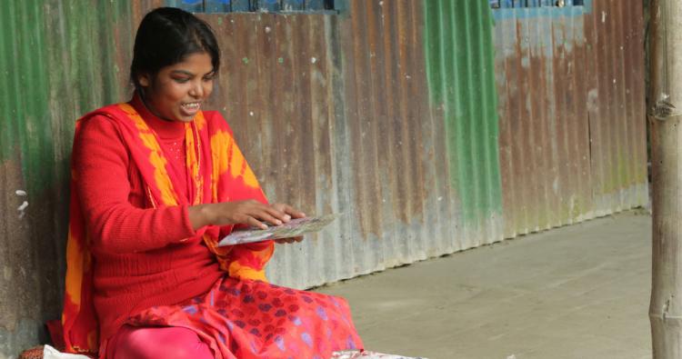 Shantona aus Bangladesch liest mit Hilfe der Braille Schrift.