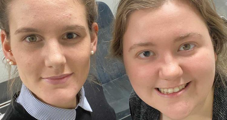Zwei Studentinnen in Finnland Auslandssemester haben zykloplegierte Augen