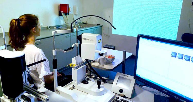 Studentin der Augenoptik sitzt im Forschungslabor in Australien