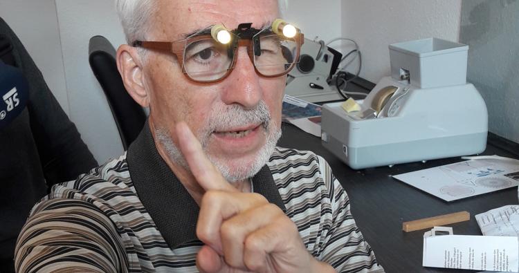 EDA Optiker Konrad Enzle testet Zentrierhilfe