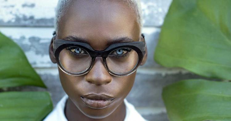 Model Jalicia Naightingale mit Brille von Peoples from Barbados