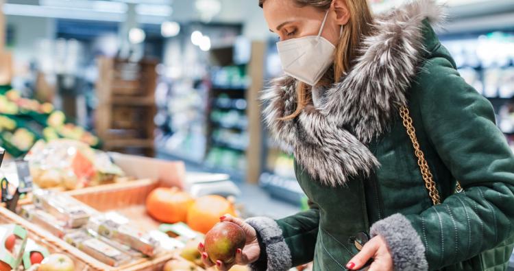 Frau trägt FFP-2-Maske im Supermarkt