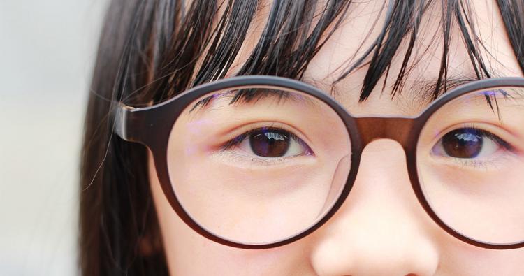 Kurzsichtiges Mädchen mit Brille auf der Nase.
