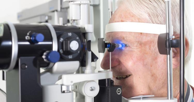 Mann optometrische Untersuchung