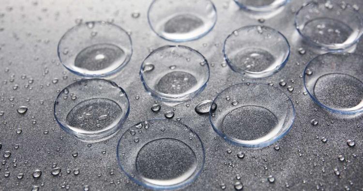 Kontaktlinsen auf Fläche mit Wassertropfen bedeckt