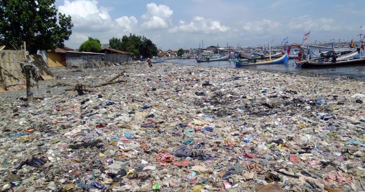 Plastikmüll am Strand von Muncar in Indonesien.