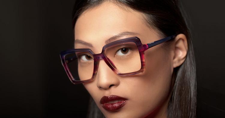 Model trägt neue Lightbird-Brille