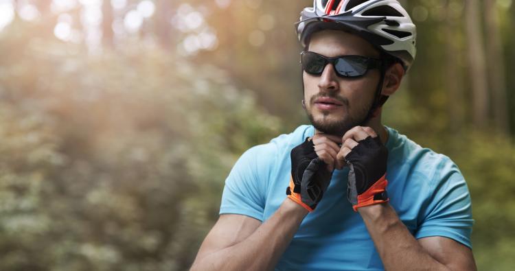 Fahrradfahrer mit Sonnenbrille und Helm