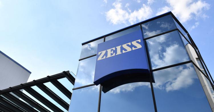 Logo von Firma Zeiss am Gebäude  