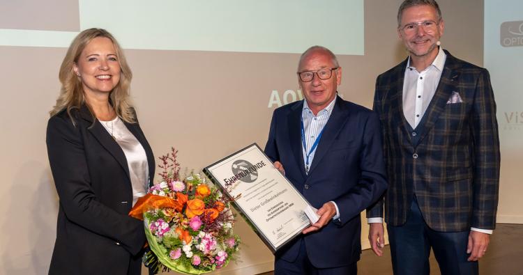 Dieter Großwinkelmann erhält eine Auszeichnung