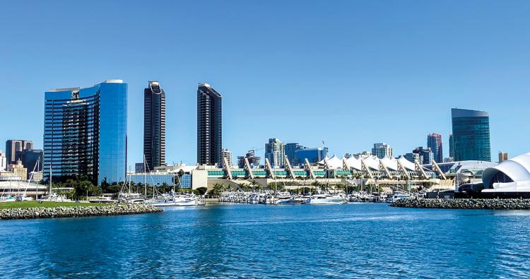 Die Skyline von San Diego mit dem großen Convention Center in der Mitte