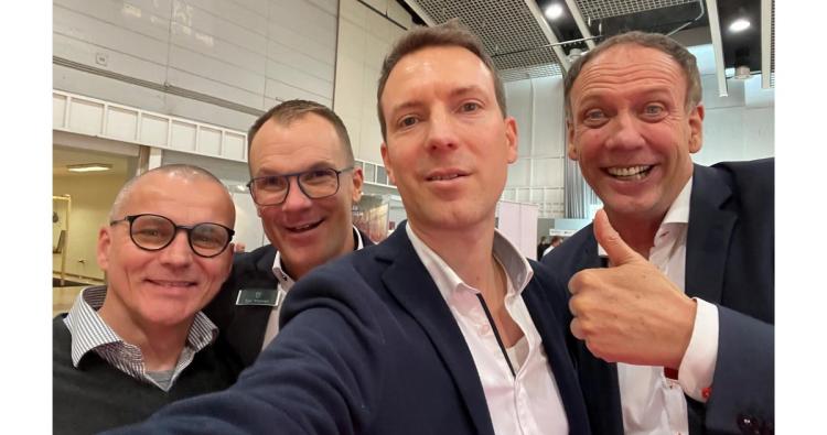 Selfie-Christoph-Baum-mit-Referenten-der-Interlook-2023