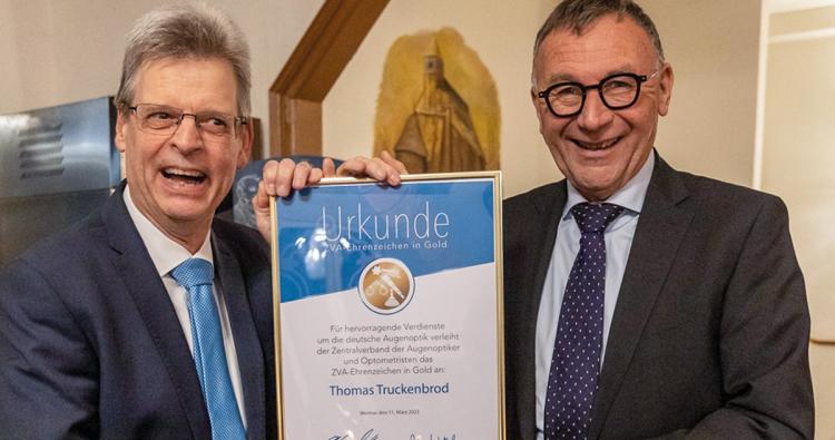 Christian Müller überreicht Thomas Truckenbrod Ehrenzeichen.