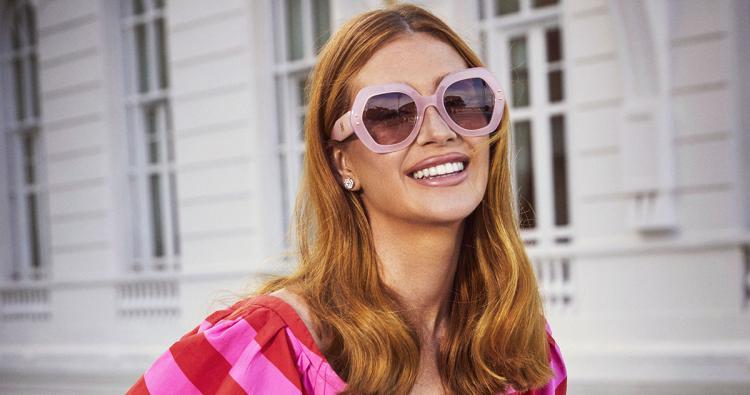 Model mit Herrera Sonnenbrille in rosa