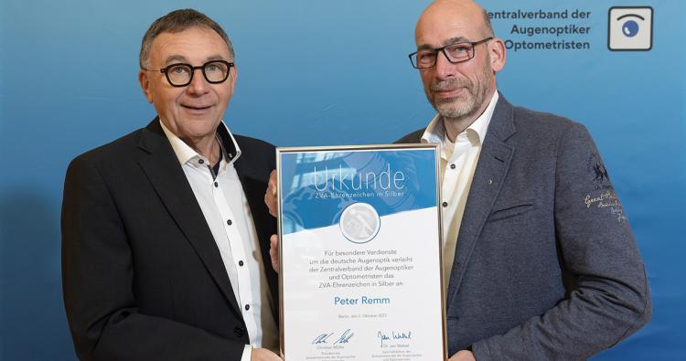 Christian Müller überreicht Peter Remm das Ehrenabzeichen in Silber
