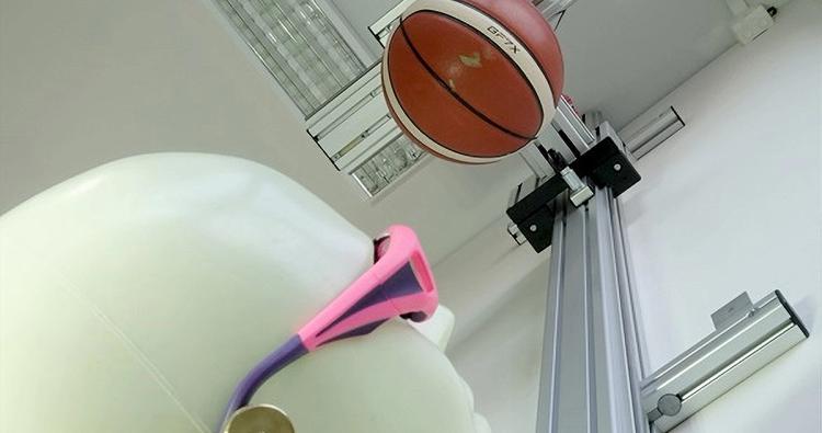 Dummy mit Brille unter einem Basketball