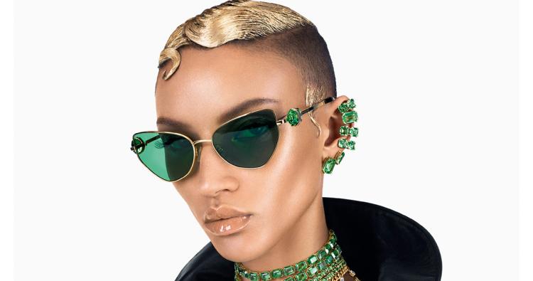 Kampagnenfoto von Model mit Gold-Grüner Sonnenbrille