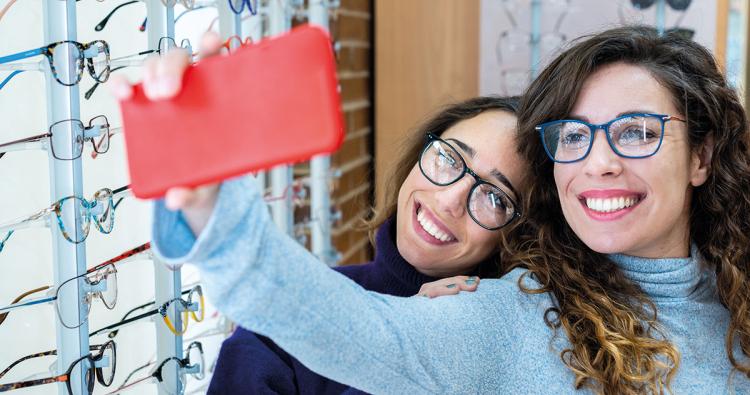 Frauen mit Brille machen Selfie