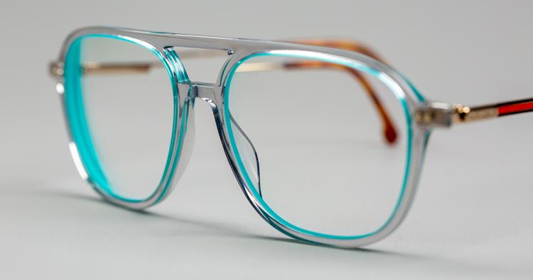 Der Glasrand einer Brille in Nahaufnahme