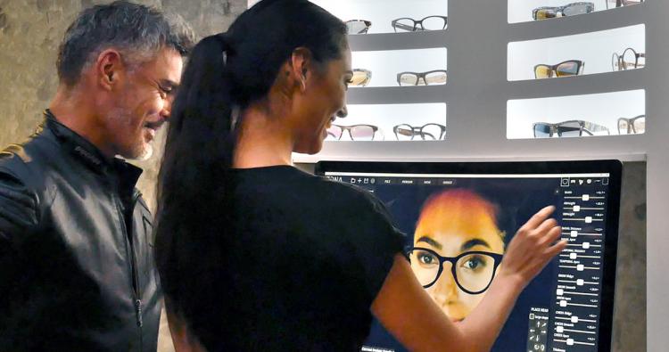 Kundin erstellt am 3DNA-Stand ihre Brille