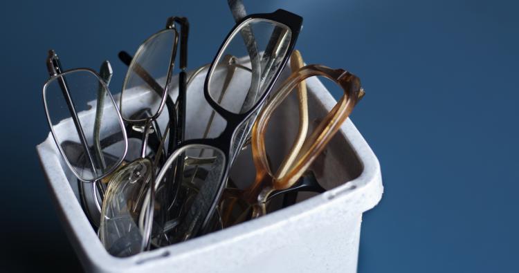 Brillen sammeln im Eimer für Brillen Weltweit