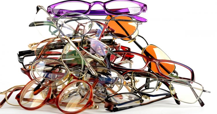 gebrauchte brillen auf einem Haufen