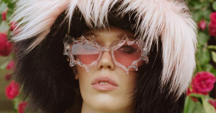 Werbefoto Frau mit Komono x Florentina Leitner Sonnenbrille