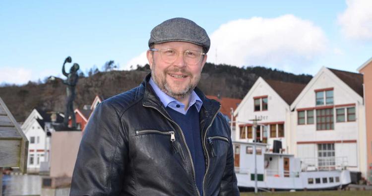Martin Balke vor Häusern in Norwegen