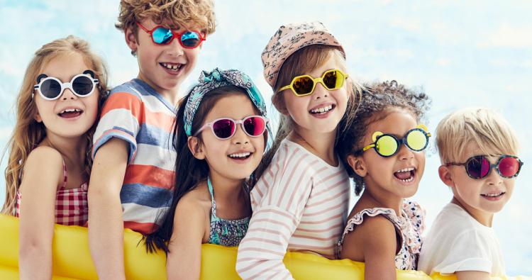 Kinder mit Sonnenbrillen von Zoobug London grinsen in die Kamera
