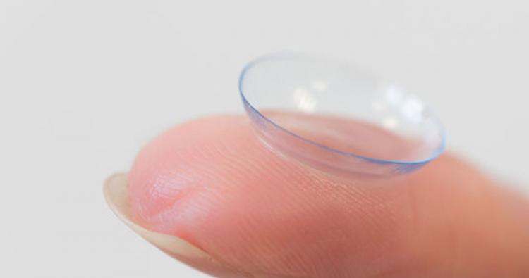 Kontaktlinse auf Fingerkuppe