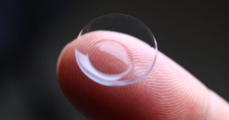 Kontaktlinse auf FingerAlcon Umsatzverlust