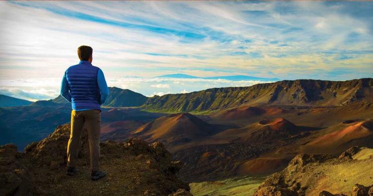 Maui Jim Mann schaut auf Lanschaft Mauis