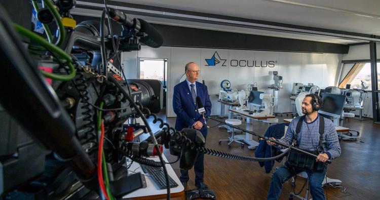 Oculus Rainer Kirchübel wird interviewt