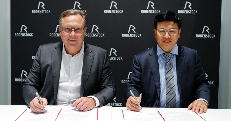 Oliver Kastalio, CEO der Rodenstock Group, und Alex Tang, CEO von TR Optical (re.).
